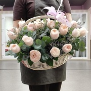 Корзина из пионовидных роз с эвкалиптом