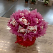 Композиция из конфет в шляпной коробке