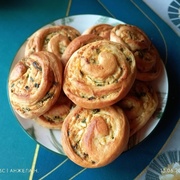 Рулетики с яйцом и луком