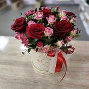 Микс роз в шляпной коробке