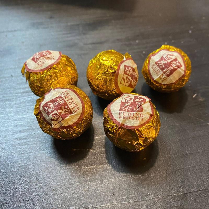 Фудин белый в шарах 