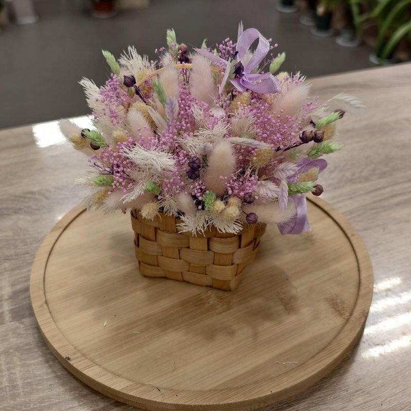Композиция из сухоцветов в корзиночке 