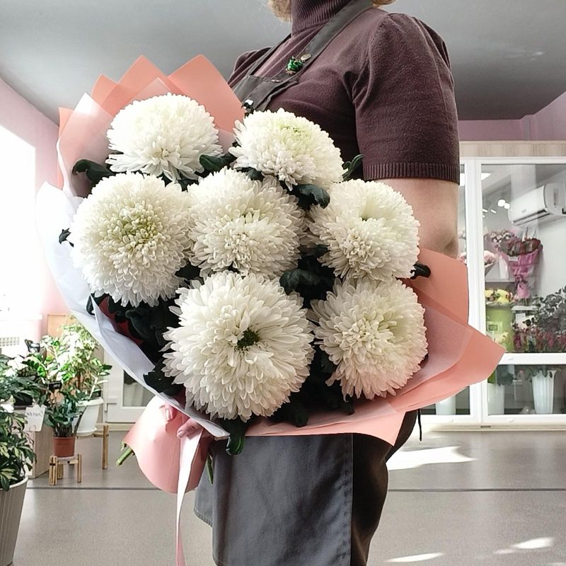 Букет из крупных, стойких хризантем 
