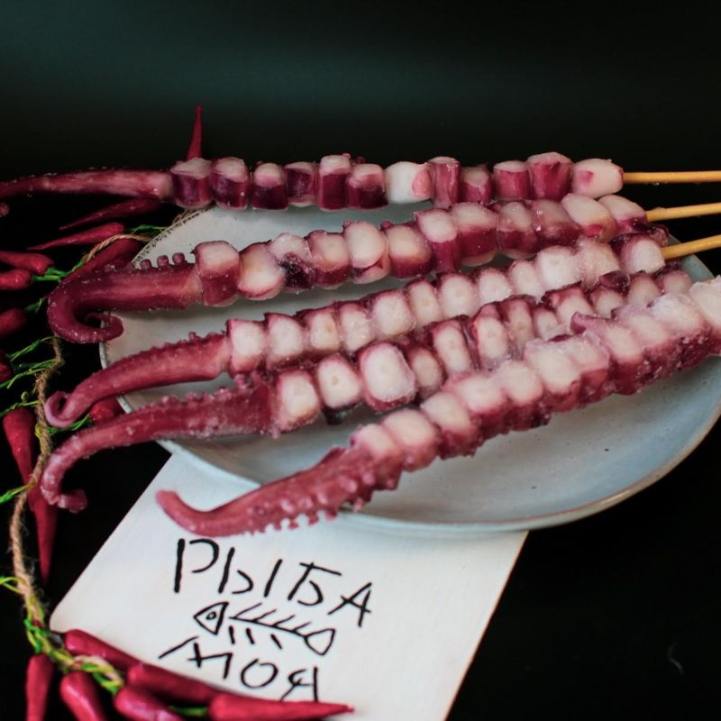 Кальмар гигантский, щупальца, кусочки на шпажке 