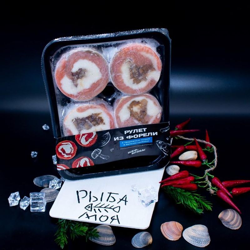 Рулет из форели с творожным сыром и белыми грибами 