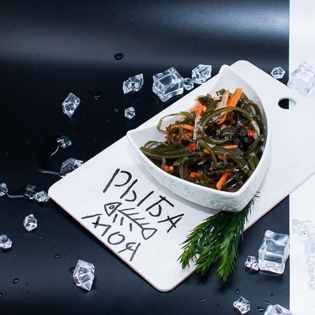 Морская капуста, салат "Летний" с луком, морковью и паприкой 